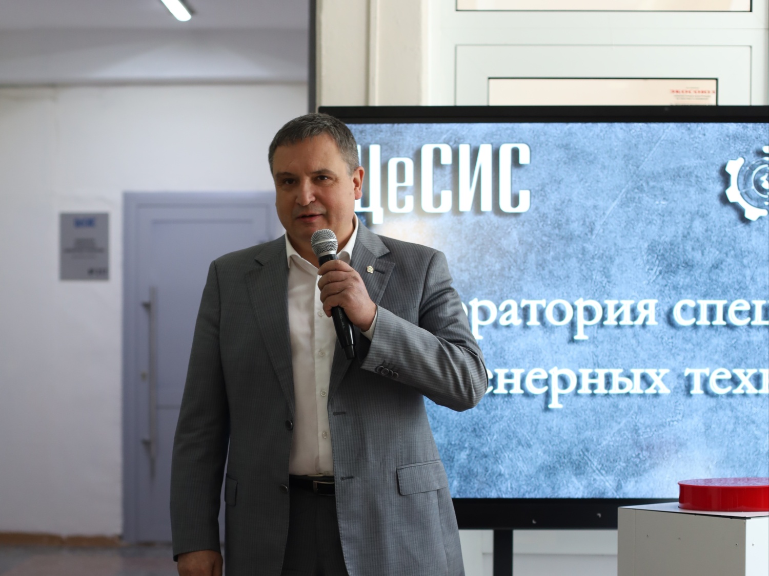 Михаил Лисин принял участие в открытии учебной лаборатории специальных инженерных технологий Михаил Лисин принял участие в открытии учебной лаборатории специальных инженерных технологий