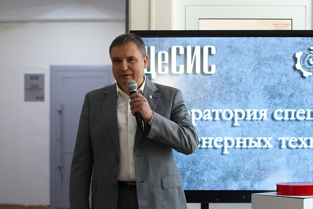 Михаил Лисин принял участие в открытии учебной лаборатории специальных инженерных технологий