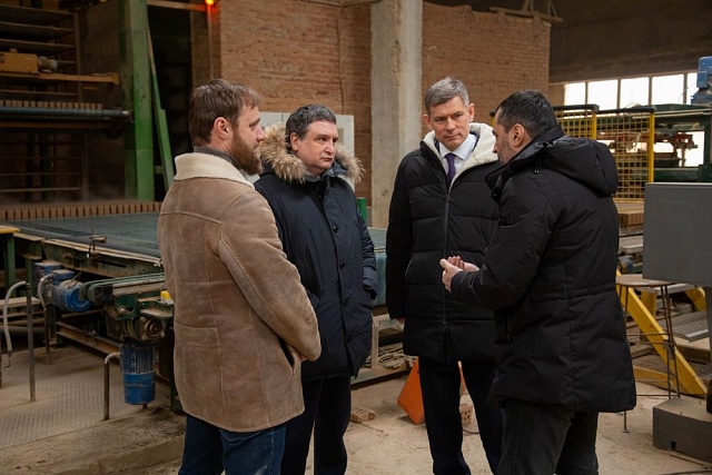 Михаил Лисин и Алексей Костин посетили ООО «КЛИНКЕР БРИК» в г. Сурске. Фото ООО «Клинкер Брик». 03.04.2022.