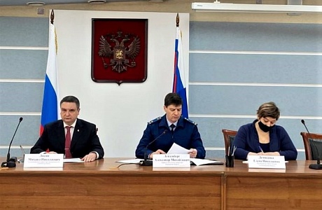 Михаил Лисин принял участие в заседании общественного совета по защите малого и среднего бизнеса Михаил Лисин принял участие в заседании общественного совета по защите малого и среднего бизнеса